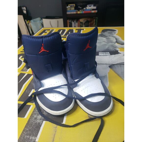 Jordans Boy's Air 1 Mid SE Sneakers Size 7 - Picture 2 of 8